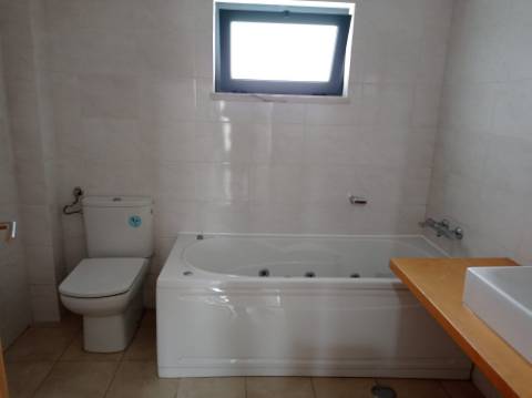 Moradia T5 - Totalmente renovada, no Feijó, Almada