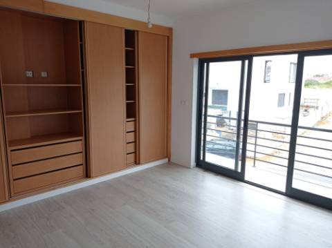 Moradia T5 - Totalmente renovada, no Feijó, Almada