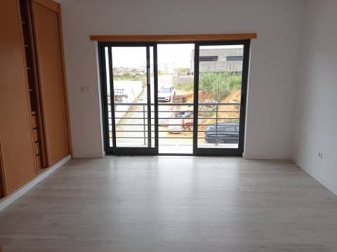 Moradia T5 - Totalmente renovada, no Feijó, Almada