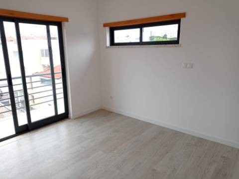 Moradia T5 - Totalmente renovada, no Feijó, Almada