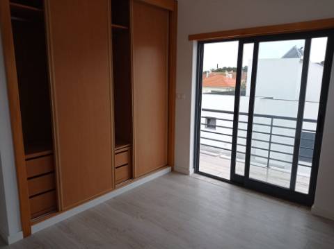 Moradia T5 - Totalmente renovada, no Feijó, Almada