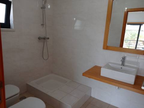 Moradia T5 - Totalmente renovada, no Feijó, Almada