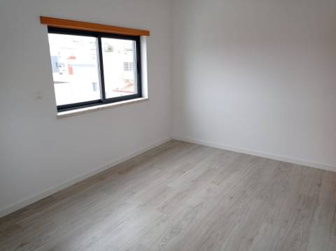 Moradia T5 - Totalmente renovada, no Feijó, Almada