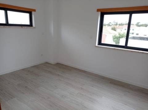 Moradia T5 - Totalmente renovada, no Feijó, Almada