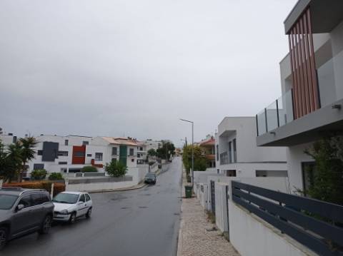 Moradia T5 - Totalmente renovada, no Feijó, Almada