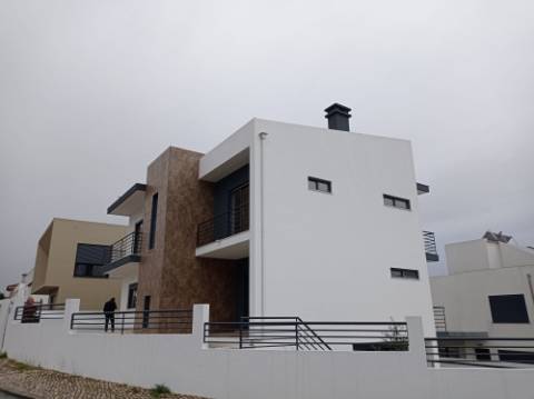 Moradia T5 - Totalmente renovada, no Feijó, Almada