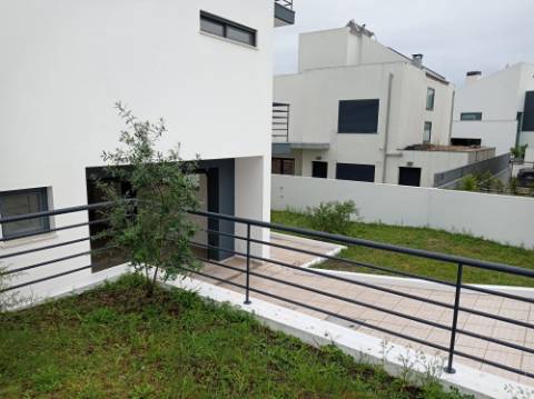 Moradia T5 - Totalmente renovada, no Feijó, Almada