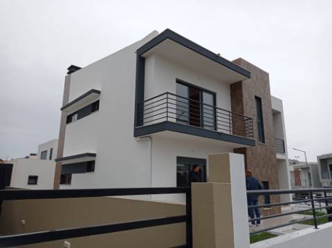 Moradia T5 - Totalmente renovada, no Feijó, Almada