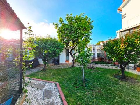 Requintada moradia T6, lote 651m2, em São Domingos de Rana, Cascais