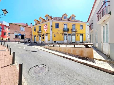 Prédio com 1 loja e 5 apartamentos, no centro de Oeiras