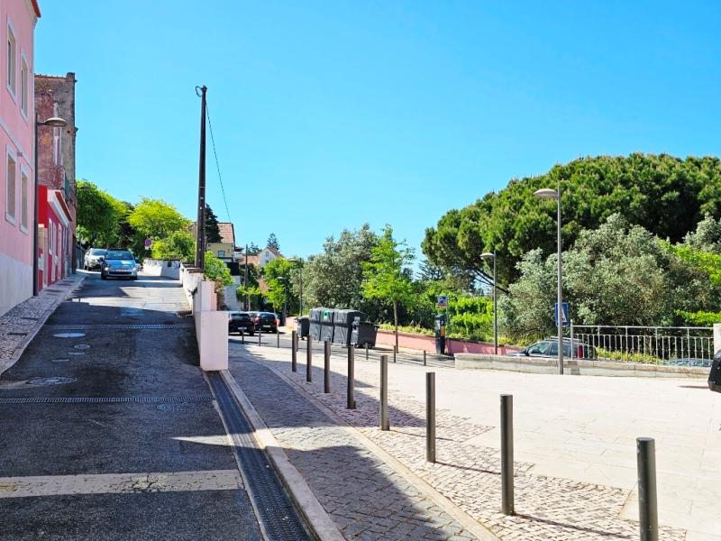 Prédio com 1 loja e 5 apartamentos, no centro de Oeiras