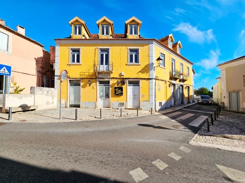 Prédio com 1 loja e 5 apartamentos, no centro de Oeiras