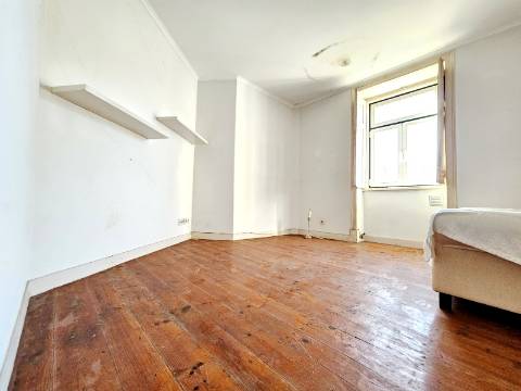 Prédio com 1 loja e 5 apartamentos, no centro de Oeiras