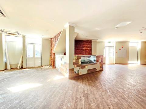 Prédio com 1 loja e 5 apartamentos, no centro de Oeiras
