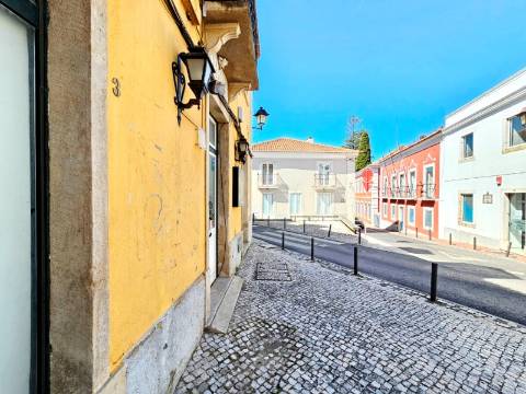 Prédio com 1 loja e 5 apartamentos, no centro de Oeiras