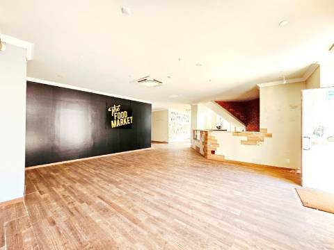 Prédio com 1 loja e 5 apartamentos, no centro de Oeiras