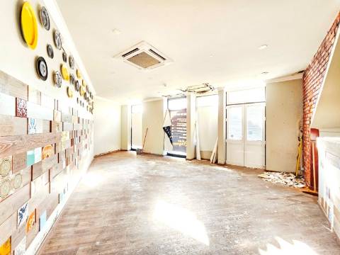Prédio com 1 loja e 5 apartamentos, no centro de Oeiras