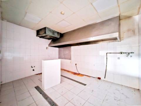 Prédio com 1 loja e 5 apartamentos, no centro de Oeiras