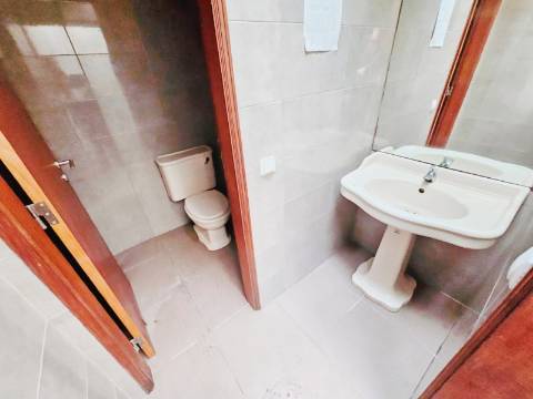 Prédio com 1 loja e 5 apartamentos, no centro de Oeiras