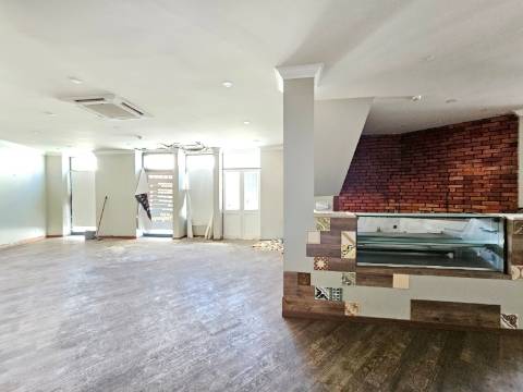 Prédio com 1 loja e 5 apartamentos, no centro de Oeiras