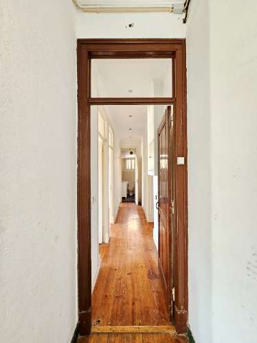 Prédio com 1 loja e 5 apartamentos, no centro de Oeiras