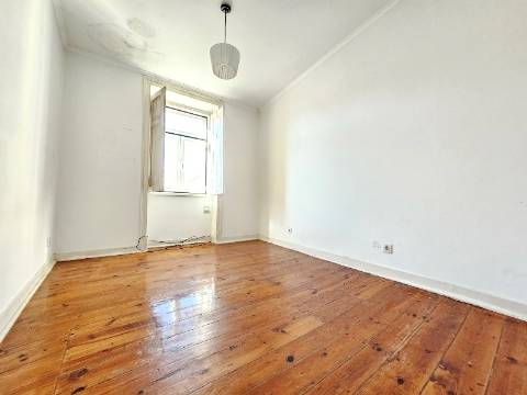 Prédio com 1 loja e 5 apartamentos, no centro de Oeiras