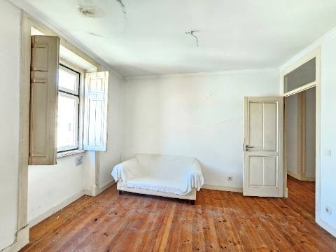 Prédio com 1 loja e 5 apartamentos, no centro de Oeiras