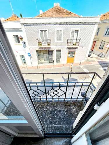 Prédio com 1 loja e 5 apartamentos, no centro de Oeiras
