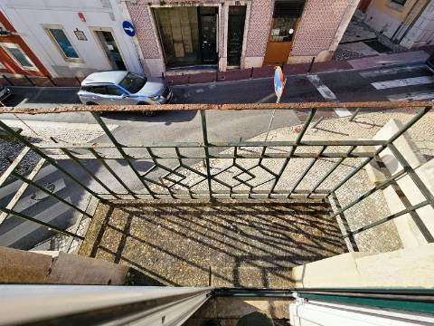 Prédio com 1 loja e 5 apartamentos, no centro de Oeiras