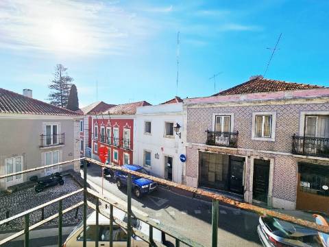 Prédio com 1 loja e 5 apartamentos, no centro de Oeiras