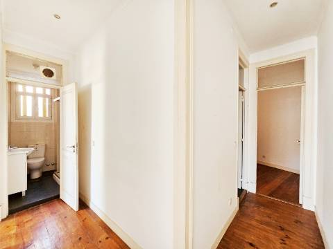Prédio com 1 loja e 5 apartamentos, no centro de Oeiras