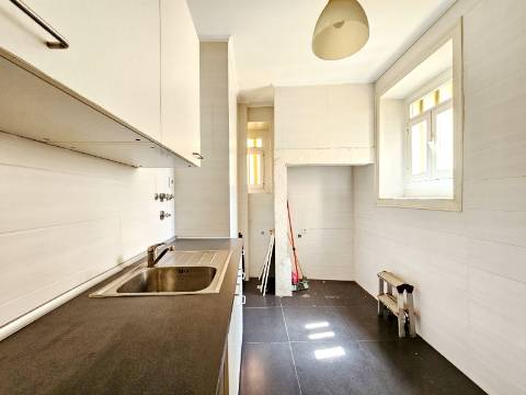 Prédio com 1 loja e 5 apartamentos, no centro de Oeiras