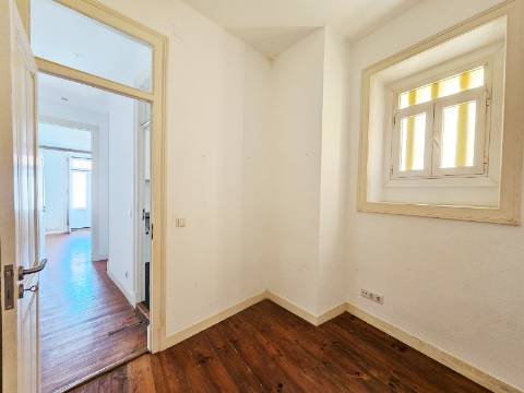 Prédio com 1 loja e 5 apartamentos, no centro de Oeiras