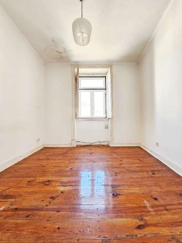 Prédio com 1 loja e 5 apartamentos, no centro de Oeiras