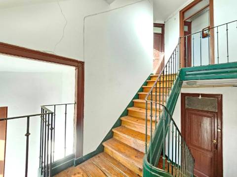 Prédio com 1 loja e 5 apartamentos, no centro de Oeiras