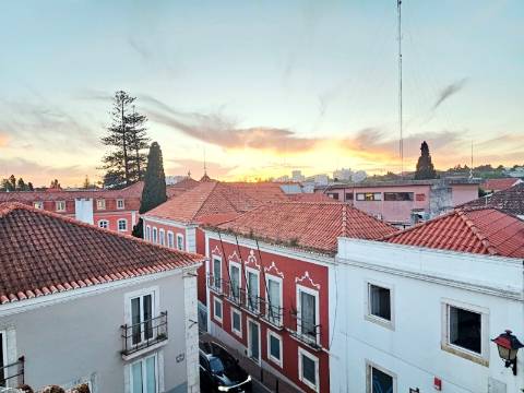 Prédio com 1 loja e 5 apartamentos, no centro de Oeiras