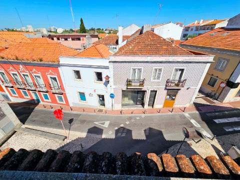 Prédio com 1 loja e 5 apartamentos, no centro de Oeiras