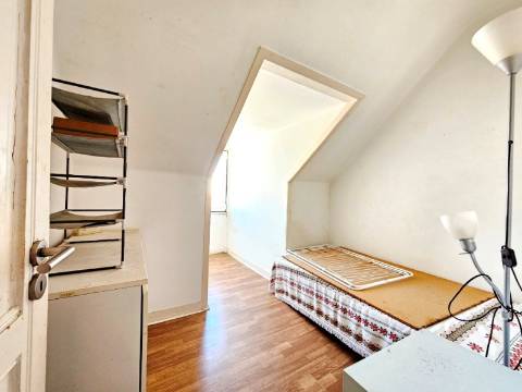 Prédio com 1 loja e 5 apartamentos, no centro de Oeiras