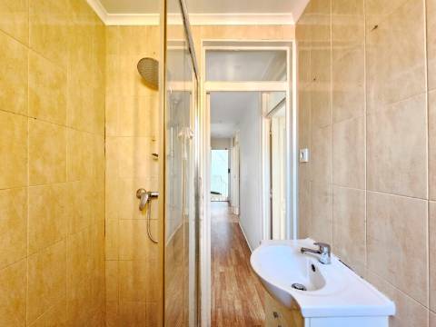Prédio com 1 loja e 5 apartamentos, no centro de Oeiras