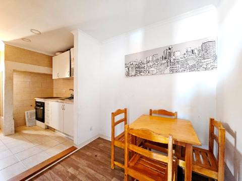 Prédio com 1 loja e 5 apartamentos, no centro de Oeiras