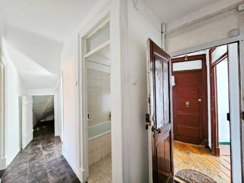 Prédio com 1 loja e 5 apartamentos, no centro de Oeiras