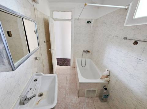 Prédio com 1 loja e 5 apartamentos, no centro de Oeiras