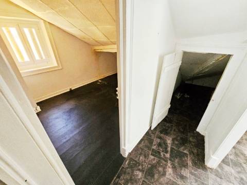 Prédio com 1 loja e 5 apartamentos, no centro de Oeiras