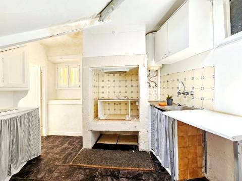 Prédio com 1 loja e 5 apartamentos, no centro de Oeiras