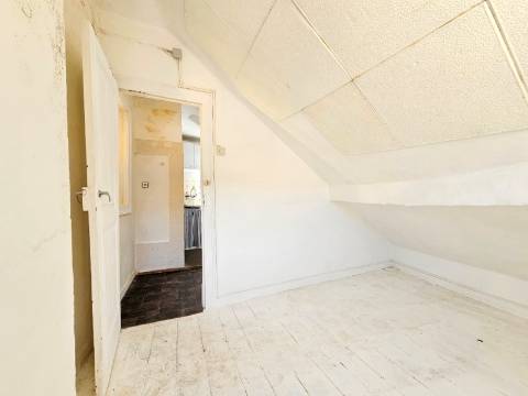 Prédio com 1 loja e 5 apartamentos, no centro de Oeiras