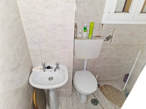 Prédio com 1 loja e 5 apartamentos, no centro de Oeiras
