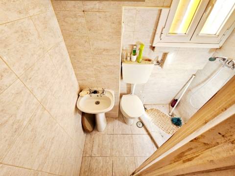 Prédio com 1 loja e 5 apartamentos, no centro de Oeiras