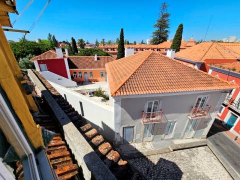 Prédio com 1 loja e 5 apartamentos, no centro de Oeiras