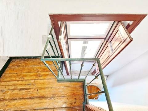 Prédio com 1 loja e 5 apartamentos, no centro de Oeiras
