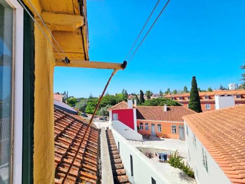 Prédio com 1 loja e 5 apartamentos, no centro de Oeiras
